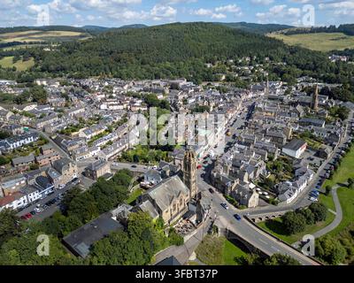 Vue aérienne par drone du centre-ville de Peebles, région des Borders écossais, Écosse, Royaume-Uni. Banque D'Images