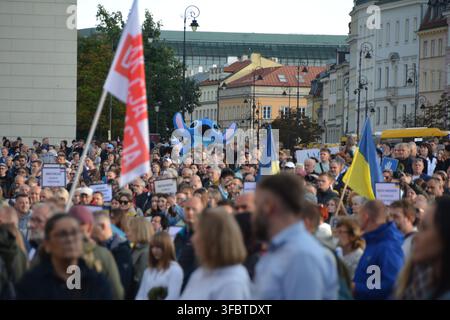 Varsovie, Pologne, 24 août 2026. Les gens se rassemblent sur la place du Château de Varsovie pour marquer le 35e jour de l'indépendance de l'Ukraine. Crédit : Alex McDonald | Alamy Live News. Banque D'Images