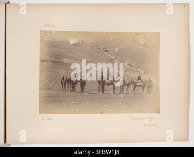 Une photographie de personnes à cheval dans un paysage montagneux, prise en octobre 1888, avec un panneau indiquant "Gasarnie" et "En route pour le Cirque", dans la région des Pyrénées, près de Gavarnie, Hautes-Pyrénées, France. Banque D'Images