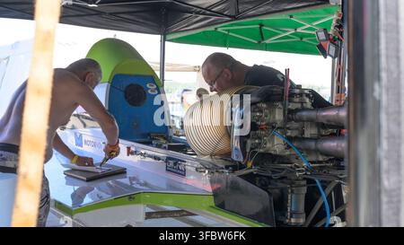 Rousse, Bulgarie – 22 août 2026 : Bateau F500 26 de Marcel Copak, moteur et système d'échappement exposés, maintenance de l'équipage et installation du paddock lors du Hydro GP 2026 Banque D'Images
