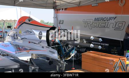 Rousse, Bulgarie – 22 août 2026 : Le bateau F500 23 de Robert Hencz est dans le paddock avec moteur et composants d'échappement exposés lors du Hydro GP 2026 Wo Banque D'Images
