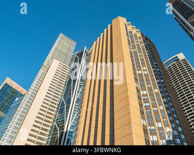 Sydney, Nouvelle-Galles du Sud, Australie, 07-03-2026 : De grands gratte-ciel s'élèvent brusquement contre un ciel bleu clair. Les bâtiments modernes en verre et en pierre dominent le Banque D'Images