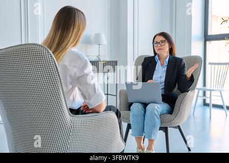 Recrutrice interviewant un candidat avec un ordinateur portable dans un espace de bureau moderne Banque D'Images