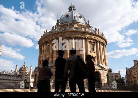 Visiteurs regardant la Radcliffe Camera, faisant partie des Bodleian Libraries, Université d'Oxford, Oxford, Royaume-Uni Banque D'Images