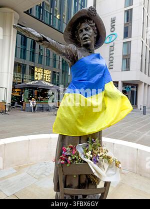 Statue d'Emmeline Pankhurst à Manchester vêtue de bleu et jaune ukrainiens lors d'un rassemblement de solidarité pour le jour de l'indépendance en août 2026 Banque D'Images