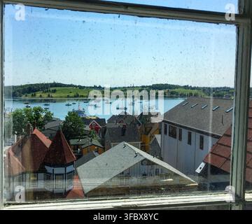 Vue élevée sur les toits victoriens colorés et les bâtiments classés de la vieille ville de Lunenburg, regardant vers le port avec des voiliers amarrés Banque D'Images