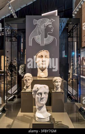 Présentation avec les têtes de statues de reines et de femmes nobles de la période ptolémaïque dans les galeries principales du Grand Musée Égyptien, Le Caire. Banque D'Images