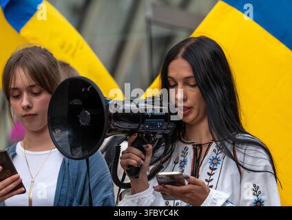 Glasgow, Écosse, Royaume-Uni. 24 août 2026. Les Ukrainiens se sont rassemblés avec des drapeaux et des bannières sur la place St Enoch pour la Journée de l'indépendance ukrainienne, commémorant la déclaration d'indépendance de 1991 de l'Union soviétique. Crédits : Richard Gass/Alamy Live News Banque D'Images