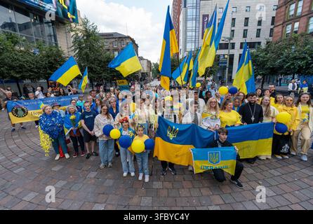Glasgow, Écosse, Royaume-Uni. 24 août 2026. Les Ukrainiens se sont rassemblés avec des drapeaux et des bannières sur la place St Enoch pour la Journée de l'indépendance ukrainienne, commémorant la déclaration d'indépendance de 1991 de l'Union soviétique. Crédits : Richard Gass/Alamy Live News Banque D'Images