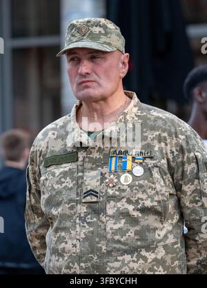 Glasgow, Écosse, Royaume-Uni. 24 août 2026. Les Ukrainiens se sont rassemblés avec des drapeaux et des bannières sur la place St Enoch pour la Journée de l'indépendance ukrainienne, commémorant la déclaration d'indépendance de 1991 de l'Union soviétique. Crédits : Richard Gass/Alamy Live News Banque D'Images