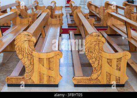 Aigles magnifiquement sculptés à la main sur les bancs/genouilloirs de la cathédrale catholique romaine de Sainte Mère Teresa à Pristina, Kosovo Banque D'Images