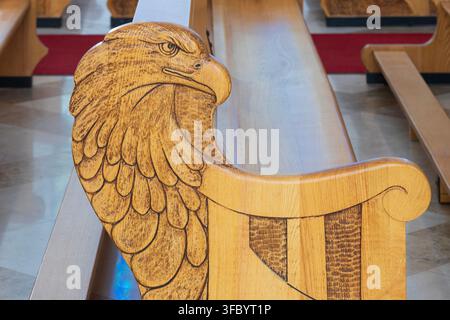 Un aigle magnifiquement sculpté à la main sur un banc/genouillère à la cathédrale catholique romaine de Sainte Mère Teresa à Pristina, au Kosovo Banque D'Images