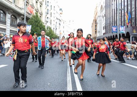 Les participants exécutent une danse folklorique lors de la Festividad de la Virgen de Urkupina le long de la Gran Via à Madrid, en Espagne, le samedi 22 août 2026. Tho Banque D'Images