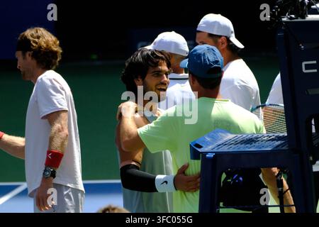 New York, New York, États-Unis. 24 août 2026. Carlos Alcaraz (Espagne) discute avec Tommy Paul (États-Unis) lors d'un entraînement en préparation pour l'US Open au USTA Billie Jean King National Tennis Center. Crédit : Joy Ahmed/Alamy Live News Banque D'Images