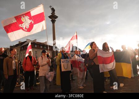 Varsovie, Voïvodie de Mazovie, Pologne. 24 août 2026. Des gens tiennent des drapeaux biélorusses et ukrainiens lors des célébrations du 35e jour de l'indépendance de l'Ukraine à Varsovie, Pologne. L'événement a été organisé par des organisations de la diaspora ukrainienne et des groupes d'activistes polonais en solidarité avec l'Ukraine à une époque de tensions accrues entre Polonais et migrants ukrainiens, avec des actes récents de violence xénophobe et anti-ukrainienne incités par des groupes d'extrême droite et des politiciens polonais. Crédit : ZUMA Press, Inc./Alamy Live News Banque D'Images