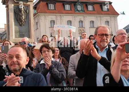 Varsovie, Voïvodie de Mazovie, Pologne. 24 août 2026. Les gens applaudissent lors des célébrations du 35e jour de l'indépendance de l'Ukraine à Varsovie, Pologne. L'événement a été organisé par des organisations de la diaspora ukrainienne et des groupes d'activistes polonais en solidarité avec l'Ukraine à une époque de tensions accrues entre les Polonais et les migrants ukrainiens, avec des actes récents de violence xénophobe et anti-ukrainienne incités par des groupes d'extrême droite polonais et des politiciens. Credit: ZUMA Press, Inc./Alamy Live News Banque D'Images