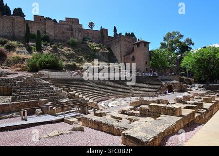 L'image montre le Théâtre romain (Teatro Romano) à Málaga, en Espagne, situé directement au pied de la forteresse mauresque de l'Alcazaba Banque D'Images