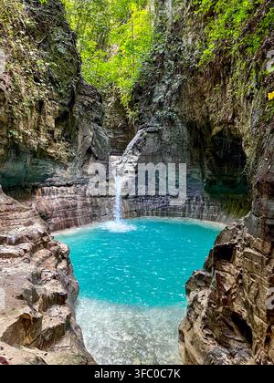 Cascade de Waimarang à Sumba oriental, Indonésie. Magnifique canyon caché avec une petite cascade qui débouche sur une piscine naturelle turquoise en calcaire. Banque D'Images