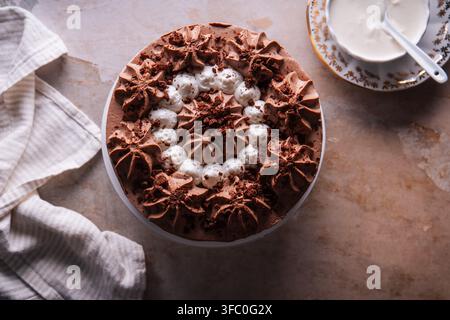 Gâteau mousse au chocolat décadent avec crème fouettée et copeaux de chocolat Banque D'Images