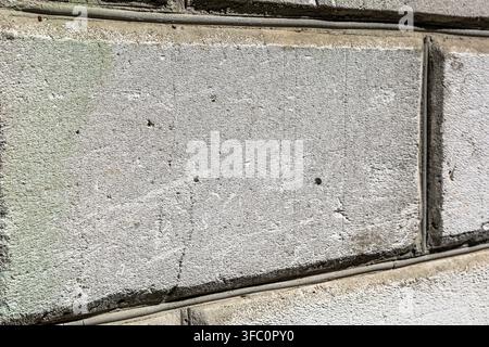 Un cliché net et détaillé de blocs de béton alvéolaire reliés par des joints de mortier soignés, pris sous un angle latéral subtil en pleine lumière du jour. Banque D'Images