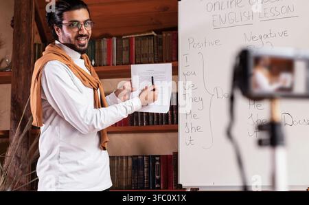 Professeur arabe faire une vidéo enseignement de l'anglais en ligne à la maison Banque D'Images