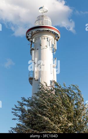 Phare rouge et blanc sur la rive du Danube, face au panneau CopaBeach à Vienne, en Autriche. Banque D'Images