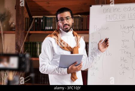Enseignant enseignant en ligne debout près de Blackboard expliquant la grammaire anglaise Indoor Banque D'Images