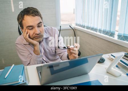 Homme, dormant et bureau pour épuisement des employés, consultant financier fatigué et erreur ou échec de projet. Personne masculine, sieste professionnelle et fatigue au travail Banque D'Images