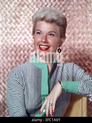 Une photo publicitaire colorée de Doris Day des années 1960, montrant l'actrice regardant vers le haut et souriant. Elle porte un haut rayé noir et blanc avec un col et des poignets verts, une bague et une boucle d'oreille. Ce portrait la montre avec des cheveux blonds courts et coiffés et un rouge à lèvres rouge. Banque D'Images