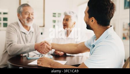 Ancien couple, poignée de main et conseiller financier avec sourire, maison et rire avec opportunité d'investissement. Heureux, personnes âgées et gestion d'actifs avec Banque D'Images