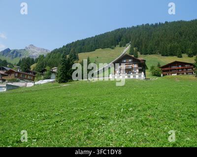 Chalets en bois alpins herbe verte à Lauterbrunnen, Suisse, montagne Banque D'Images