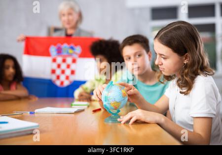 Les élèves écoutent une enseignante qui parle de la Croatie Banque D'Images