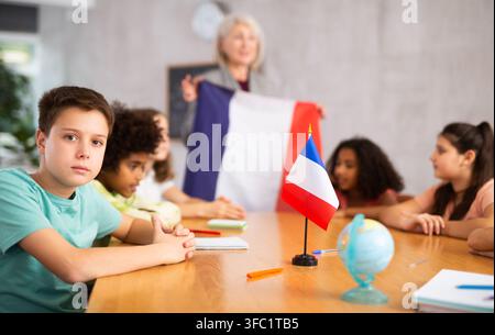 Les élèves écoutent une enseignante qui parle de France Banque D'Images