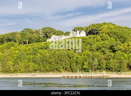 Maison en bord de mer au-dessus de la route côtière, Shelter Island, NY Banque D'Images