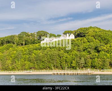 Maison en bord de mer au-dessus de la route côtière, Shelter Island, NY Banque D'Images