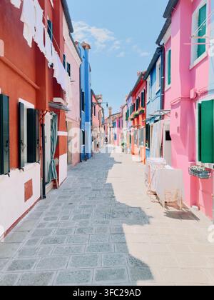 Rue étroite avec linge à Burano, Italie Banque D'Images
