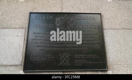 LONDRES, ROYAUME-UNI - 15 MAI 2024 : Une plaque commémorative noire montée sur un mur de pierre détaillant l'entretien et l'histoire du Tower Bridge à L Banque D'Images