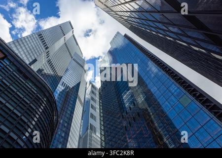 Regardant directement vers le haut des immeubles de bureaux corporatifs et le ciel bleu Banque D'Images