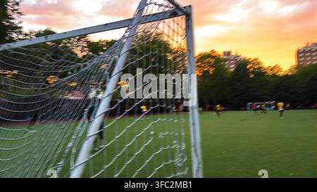 Gros plan d'un filet de but de football sur un terrain verdoyant lors d'un match de sport en plein air actif. Banque D'Images