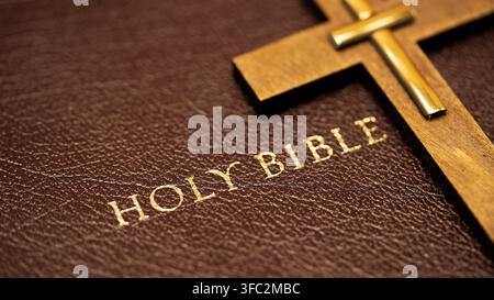 Livre de la Sainte Bible et croix en bois pour fond Banque D'Images