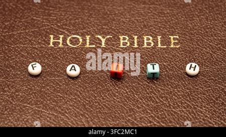 Livre de la Bible et alphabet anglais comme fond pour la foi Banque D'Images