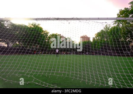 Gros plan d'un filet de but de football sur un terrain verdoyant lors d'un match de sport en plein air actif. Banque D'Images