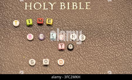 Livre de la Sainte Bible et alphabet anglais appartiennent à Dieu pour le fond Banque D'Images
