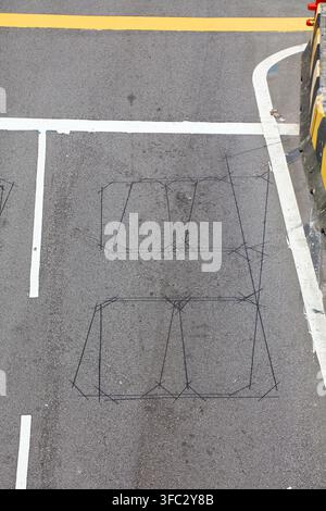 Marques de coupe sur la surface asphaltée de la rue à Singapour. Tranche de la chaussée enlevée pour travaux publics et remplacée. Banque D'Images