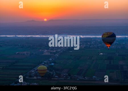 Égypte, Haute-Égypte, la vallée du Nil, Louxor, un vol en montgolfière près de Louxor avec vue sur le Nil au lever du soleil (vue aérienne) Banque D'Images