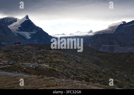 Refuge de Fluhalp avec des sommets au-dessus depuis le lac Stellisee au-dessus de Zermatt en Suisse pendant le matin Banque D'Images