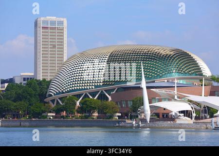 SINGAPOUR, SINGAPOUR - 12 MARS 2024 : vue du théâtre Esplanade à Marina Bay, Singapour. Banque D'Images