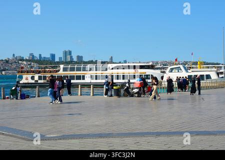 Istanbul, Turquie – 11 juillet 2025. Place du front de mer d’Uskudar, sur la rive asiatique de la ville. Vue vers le Bosphore. Un grand ferry de passagers s’éloigne Banque D'Images