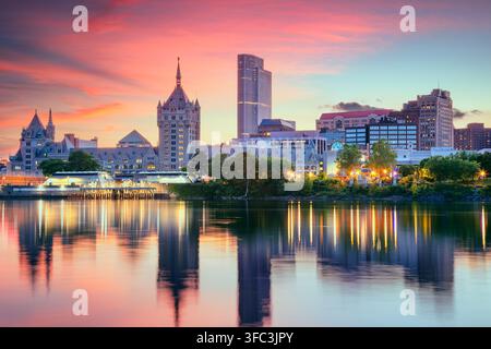 Albany, New York, États-Unis. Image de paysage urbain d'Albany, New York avec le reflet de la ligne d'horizon de la ville dans l'eau à un magnifique lever de soleil. Banque D'Images