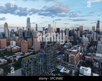 Vue aérienne de la densité urbaine du centre-ville de Chicago au crépuscule Banque D'Images